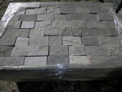Laisvų gamtinių formų skaldytas akmuo gneisas B3 10 cm x FL