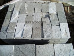 Laisvų gamtinių formų skaldytas akmuo gneisas B3 15 cm x FL
