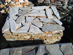 Laisvų gamtinių formų skaldytas akmuo gneisas CS2