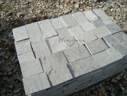 Laisvų gamtinių formų skaldytas akmuo gneisas E3 15 cm x FL
